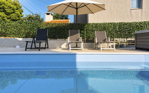 Helen: Piscina, Mueble Para Exteriores, Paraguas, Mueble, Recurso, Sunlounger, Silla, Material Compuesto, Sombra, Eco Hotel