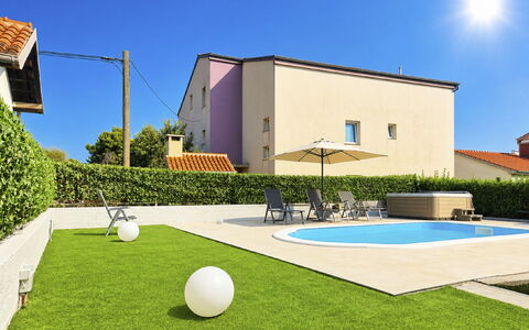 Helen: Hierba, Piscina, Jardín, Césped, Ocio, Césped Artificial, Yarda, Paisajismo, Patio Interior, Sombra