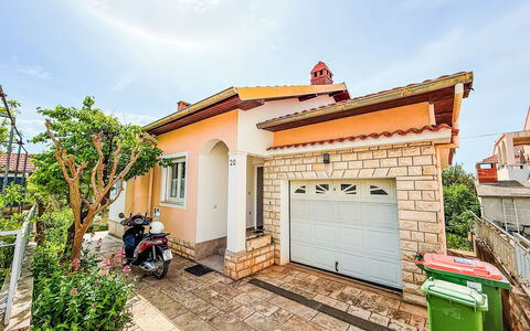 Helen: Casa, Barrio Residencial, Arquitectura, Casa, Techo, Suburbio, Entrada De Coches, Portón, Balcón, Hacienda