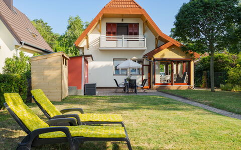 Sundown Beach: Casa, Casa, Barrio Residencial, Techo, Cabaña, Sombra, Inmuebles, Jardín, Césped, Yarda