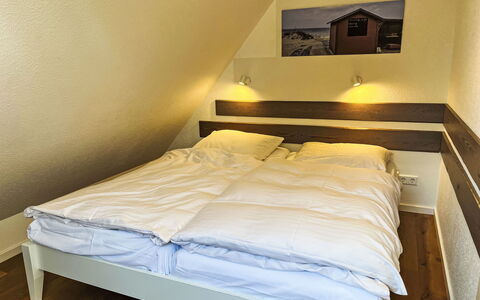 Dat Huus: Cama, Habitación, Lecho, Sábana, Piso, Suelo, Madera, Diseño De Interiores, Marco De La Cama, Habitación