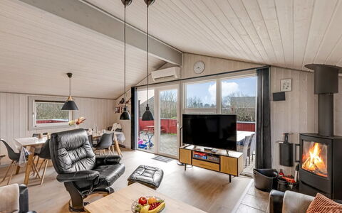 Seba - 1Km to the Fjord: Madera, Techo, Casa, Mueble, Sala, Sofá, Cabaña, Habitación, Lámpara