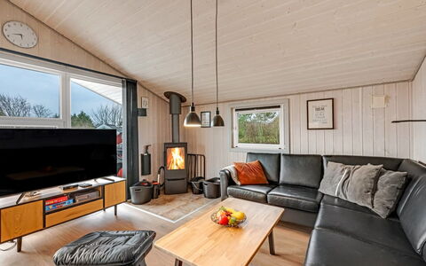 Seba - 1Km to the Fjord: Sofá, Madera, Diseño De Interiores, Sala, Techo, Mueble, Piso, Habitación, Suelo