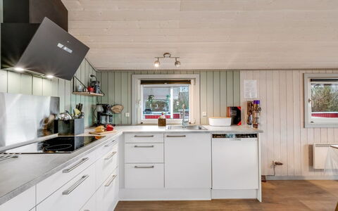 Seba - 1Km to the Fjord: Cocina, Aparato De Cocina, Electrodoméstico, Madera, Mostrador, Diseño De Interiores, Piso, Techo, Electrodoméstico, Gabinetes