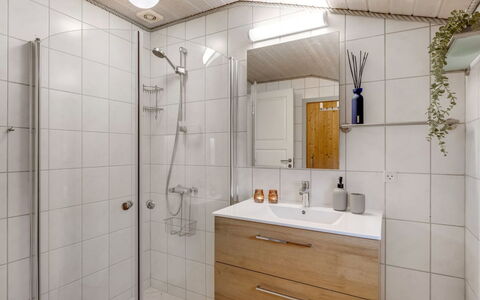 Seba - 1Km to the Fjord: Piso, Madera, Arreglo De Tubería, Suelo, Diseño De Interiores, Mueble De Baño, Plomería, Baño, Lavabo, Lavabo Del Baño