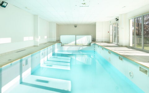 Les Fermes de Saint Sorlin: Piso, Suelo, Techo, Piscina, Diseño De Interiores, Recurso, Diseño, Loseta, Hotel, Centro De Ocio