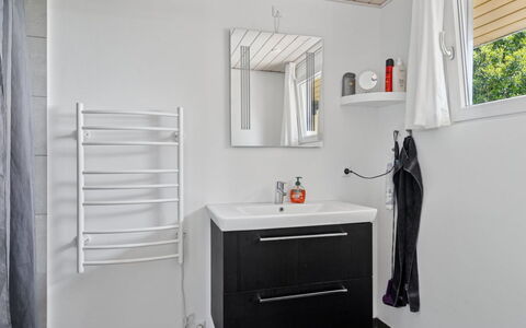 Erin - 200M from the Sea: Piso, Suelo, Arreglo De Tubería, Diseño De Interiores, Plomería, Baño, Mueble De Baño, Loseta, Habitación