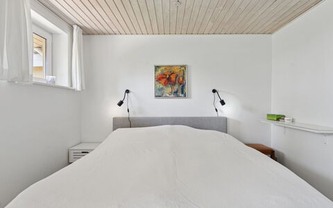 Erin - 200M from the Sea: Cama, Diseño De Interiores, Habitación, Pared, Piso, Suelo, Techo, Mueble, Madera, Sábana