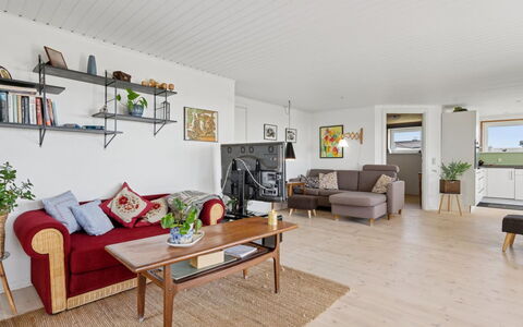 Erin - 200M from the Sea: Mueble, Sofá, Piso, Diseño De Interiores, Madera, Suelo, Techo, Sala, Suelos De Madera, Mesa