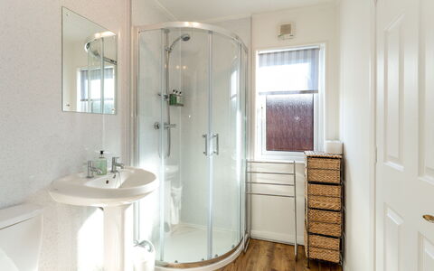 Lodge 3: Pared, Piso, Diseño De Interiores, Suelo, Baño, Arreglo De Tubería, Techo, Encendiendo, Habitación, Baño