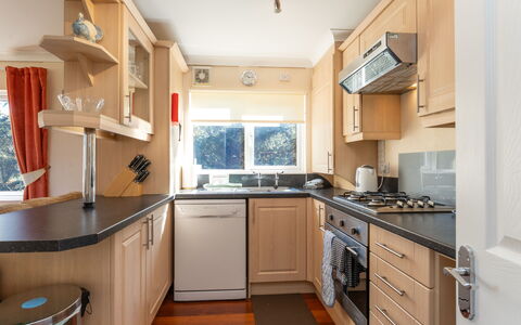 Lodge 5: Cocina, Aparato De Cocina, Mostrador, Electrodoméstico, Mueble, Diseño De Interiores, Gabinetes, Estufa De Cocina, Madera, Electrodoméstico