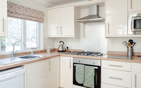 Lodge 8: Cocina, Mostrador, Aparato De Cocina, Electrodoméstico, Gabinetes, Diseño De Interiores, Electrodoméstico, Lavabo, Mueble, Casa