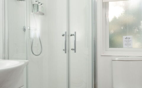Lodge 2: Baño, Arreglo De Tubería, Plomería, Puerta De La Ducha, Ducha, Grifo, Lavabo, Baño, Lavabo Del Baño, Alcachofa De La Ducha