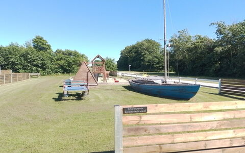 Franzisca - 200M to the Fjord: Polo, Parque, Césped, Equipo De Juego Exterior, Sombra, Yarda, Banco Al Aire Libre, Banco, Tablón