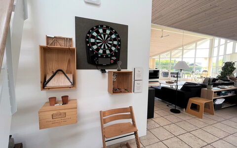 Sejer - 350M from the Sea: Madera, Diseño De Interiores, Techo, Piso, Encendiendo, Mueble, Suelo, Lámpara, Habitación, Sala