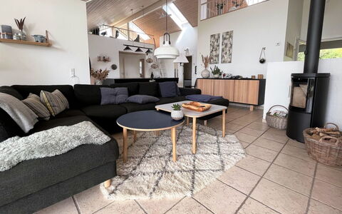 Sejer - 350M from the Sea: Madera, Piso, Sala, Sofá, Mueble, Casa, Diseño De Interiores, Suelo, Departamento