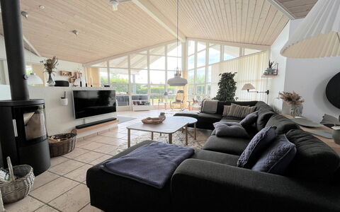 Sejer - 350M from the Sea: Casa, Sofá, Sala, Techo, Diseño, Madera Dura, Planta De Casa, Ventilador De Techo, Lámpara