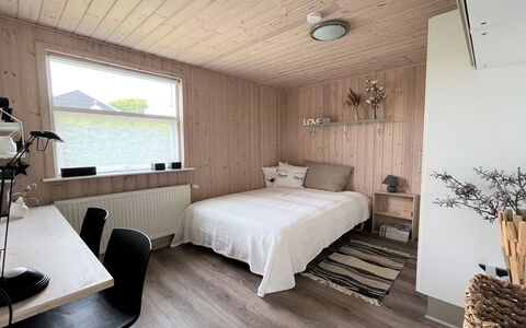 Sejer - 350M from the Sea: Piso, Suelo, Diseño De Interiores, Habitación, Madera, Mueble, Cama, Techo, Habitación, Suelos De Madera