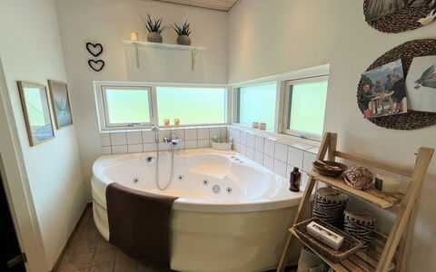 Sejer - 350M from the Sea: Diseño De Interiores, Piso, Suelo, Arreglo De Tubería, Techo, Bañera, Encendiendo, Habitación, Baño, Plomería