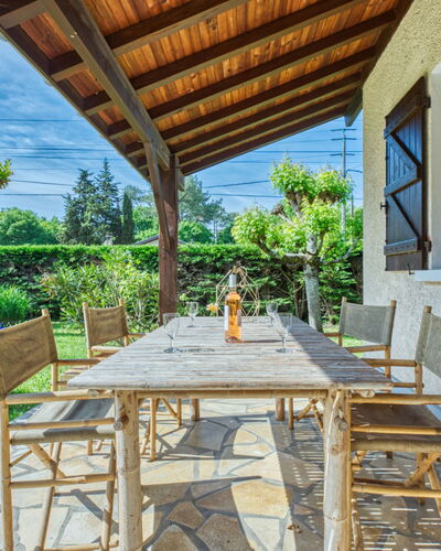 La Sablière: Madera, Mueble, Mesa, Silla, Mueble Para Exteriores, Mesa Al Aire Libre, Cocina Y Comedor Mesa, Sombra, Jardín, Estructura Al Aire Libre
