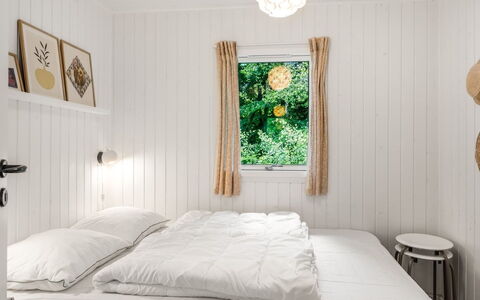Gitten - from the Sea: Habitación, Cama, Diseño De Interiores, Madera, Techo, Lecho, Mueble, Sábana, Suelo, Piso
