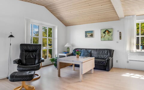 Welma - 200M from the Sea: Mueble, Diseño De Interiores, Piso, Madera, Suelo, Suelos De Madera, Sofá, Techo, Sala, Habitación