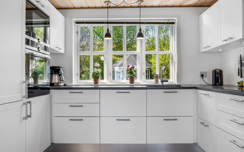 Welma - 200M from the Sea: Cocina, Mostrador, Gabinetes, Aparato De Cocina, Madera, Piso, Diseño De Interiores, Electrodoméstico, Casa, Cajón