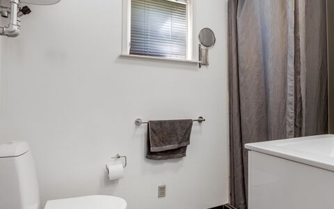Welma - 200M from the Sea: Asiento Del Baño, Baño, Arreglo De Tubería, Baño, Piso, Suelo, Diseño De Interiores, Plomería, Lavabo, Grifo