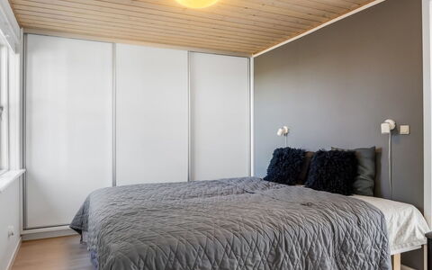 Welma - 200M from the Sea: Diseño De Interiores, Habitación, Madera, Piso, Techo, Cama, Mueble, Suelo, Encendiendo, Lecho