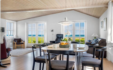 Welma - 200M from the Sea: Mueble, Diseño De Interiores, Piso, Mesa, Madera, Suelo, Silla, Techo, Cocina Y Comedor Mesa, Comedor