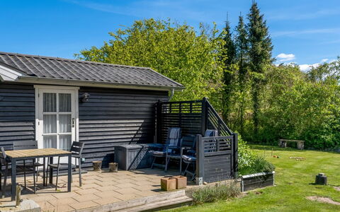 Welma - 200M from the Sea: Mueble Para Exteriores, Mueble, Cabaña, Casa, Silla, Vía Muerta, Jardín, Edificios Del Jardín, Mesa Al Aire Libre, Cobertura Del Suelo