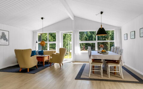 Balthasar - 400M from the Sea: Piso, Diseño De Interiores, Suelos De Madera, Madera, Suelo, Techo, Mueble, Sala, Suelo Laminado, Sofá