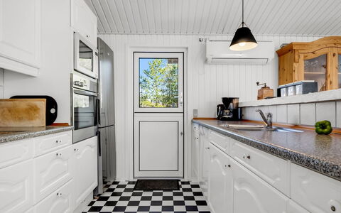Balthasar - 400M from the Sea: Cocina, Piso, Mostrador, Electrodoméstico, Aparato De Cocina, Suelo, Gabinetes, Diseño De Interiores, Grifo, Lavabo