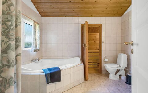 Balthasar - 400M from the Sea: Diseño De Interiores, Piso, Suelo, Arreglo De Tubería, Madera, Techo, Baño, Bañera, Habitación, Plomería