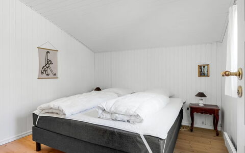Balthasar - 400M from the Sea: Habitación, Cama, Lecho, Sábana, Suelo, Piso, Linos, Casa, Marco De La Cama, Techo