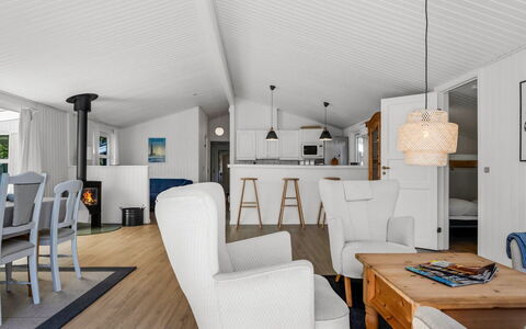 Balthasar - 400M from the Sea: Mueble, Diseño De Interiores, Madera, Piso, Techo, Suelo, Casa, Silla, Sofá, Sala