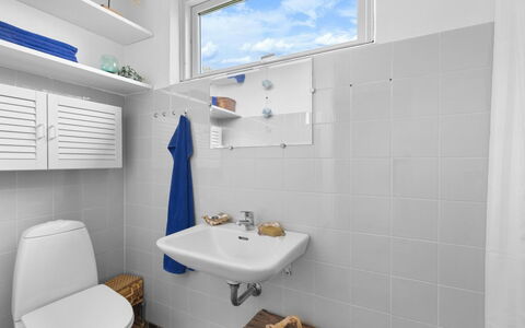 Andine - 250M from the Sea: Baño, Asiento Del Baño, Arreglo De Tubería, Lavabo, Baño, Lavabo Del Baño, Diseño De Interiores, Piso, Grifo, Suelo