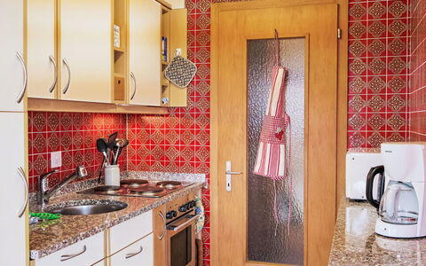 Chalet Schöpfli: Electrodoméstico, Cocina, Piso, Madera, Aparato De Cocina, Diseño De Interiores, Suelo, Habitación, Arreglo De Tubería, Mostrador