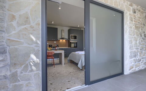Pula Galižana 114: Departamento, Silla, Balcón, Recurso, Hotel, Bahía, Cocina Y Comedor Mesa, Mueble Para Exteriores, Ciudad De Vacaciones