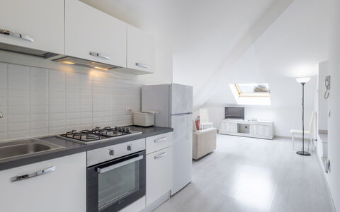 Meina 150: Piso, Suelo, Techo, Diseño De Interiores, Cocina, Mueble, Electrodoméstico, Mostrador, Habitación, Casa