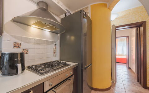 Appartamento Brezza Marina: Piso, Diseño De Interiores, Cocina, Electrodoméstico, Suelo, Techo, Mostrador, Aparato De Cocina, Habitación, Encendiendo
