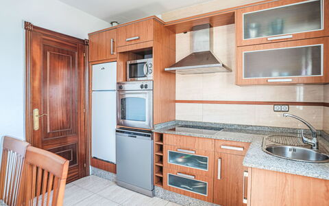 El Puerto: Cocina, Gabinetes, Electrodoméstico, Mostrador, Aparato De Cocina, Madera, Piso, Mueble, Suelo, Diseño De Interiores