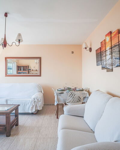 El Puerto: Mueble, Diseño De Interiores, Sofá, Piso, Suelo, Techo, Habitación, Sala, Mesa, Departamento