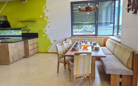 Villa Techelsberg: Mueble, Diseño De Interiores, Piso, Pared, Madera, Cocina, Suelo, Lámpara, Techo, Encendiendo