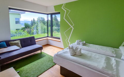 Villa Techelsberg: Diseño De Interiores, Techo, Habitación, Almohada, Habitación, Cama, Arrojar La Almohada, Eco Hotel, Villa, La Luz Del Día