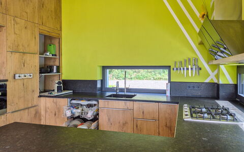 Villa Techelsberg: Piso, Madera, Diseño De Interiores, Cocina, Suelo, Mostrador, Arquitectura, Casa, Techo, Mueble