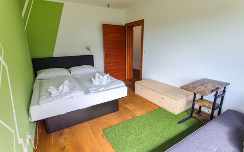 Villa Techelsberg: Madera, Piso, Suelo, Diseño De Interiores, Mueble, Habitación, Cama, Marco De La Cama, Habitación, Techo