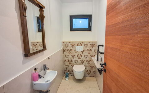Villa Techelsberg: Baño, Arreglo De Tubería, Piso, Asiento Del Baño, Suelo, Lavabo Del Baño, Baño, Grifo, Diseño De Interiores, Plomería