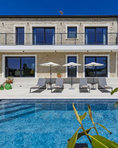 Villa Piemonte Istria: Mueble, Silla, Mesa, Mueble Para Exteriores, Mesa Al Aire Libre, Porche, Cocina Y Comedor Mesa, Balcón, Cubierta, Sombra