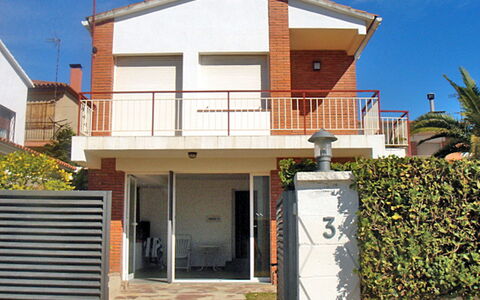 Estiu: Propiedad, Casa, Casa, Edificio, Bienes Raíces, Barrio Residencial, Fachada, Arquitectura, Departamento, Propiedad Material